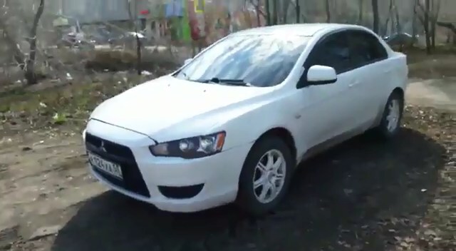 Водитель не рискнул сесть в автомобиль и позвонил в полицию. Белый «Мицубиши Лансер» стоял припаркованный возле магазина в доме №28 на улице Рокоссовского. 