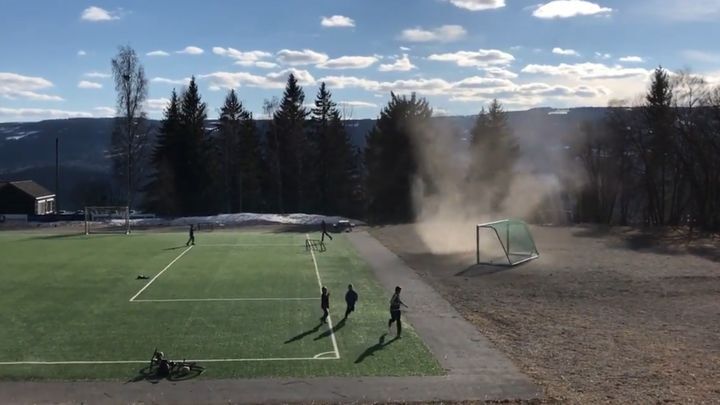 Жители Норвегии запечатлели на видео мини-торнадо на футбольном поле 