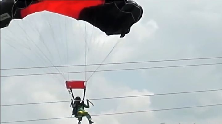Женщина чудом осталась жива, столкнувшись с ЛЭП во время прыжка с парашютом  