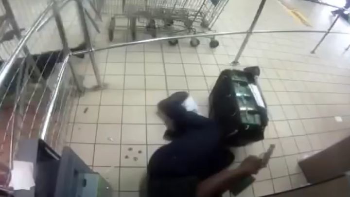 Банкоматная видеокамера сняла нападение на инкассаторов в южноафриканском супермаркете  