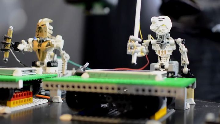 Фанат Kraftwerk воссоздал культовый трек «The Robots» с помощью роботов Lego 