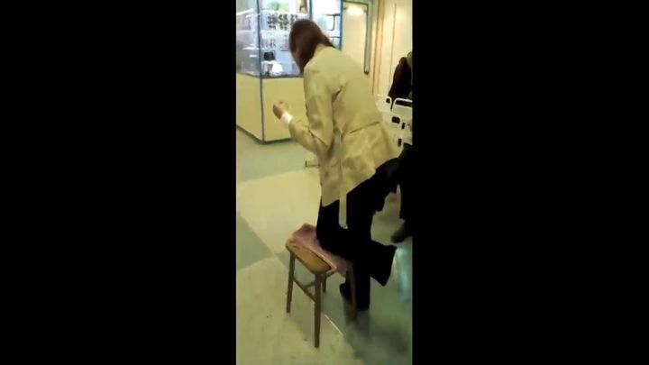 В Новосибирской поликлинике пациентке с переломом руки и ноги пришлось передвигаться с помощью деревянной табуретки 
