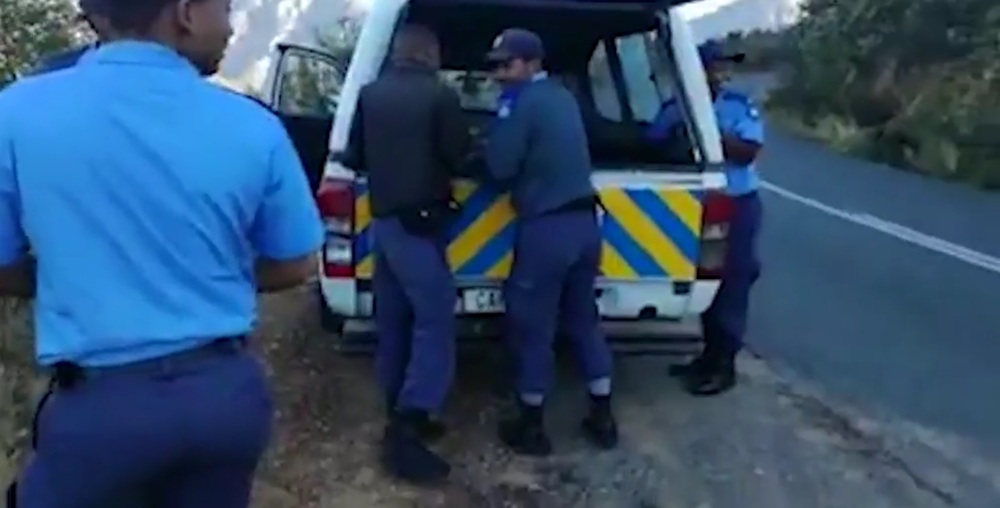 В ЮАР полицейские поймали воров  на краже яблок и не стали тянуть с наказанием 
