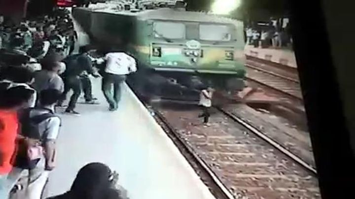 Девушка попала под поезд и выжила 