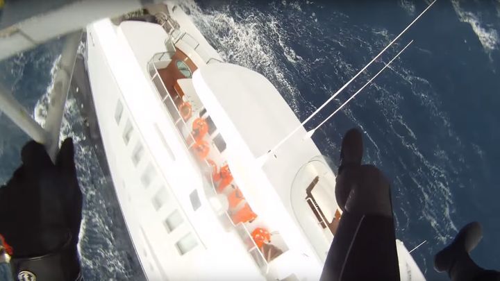 Глазами спасателей: греческая береговая охрана спасает экипаж с тонущей яхты в Эгейском море 
