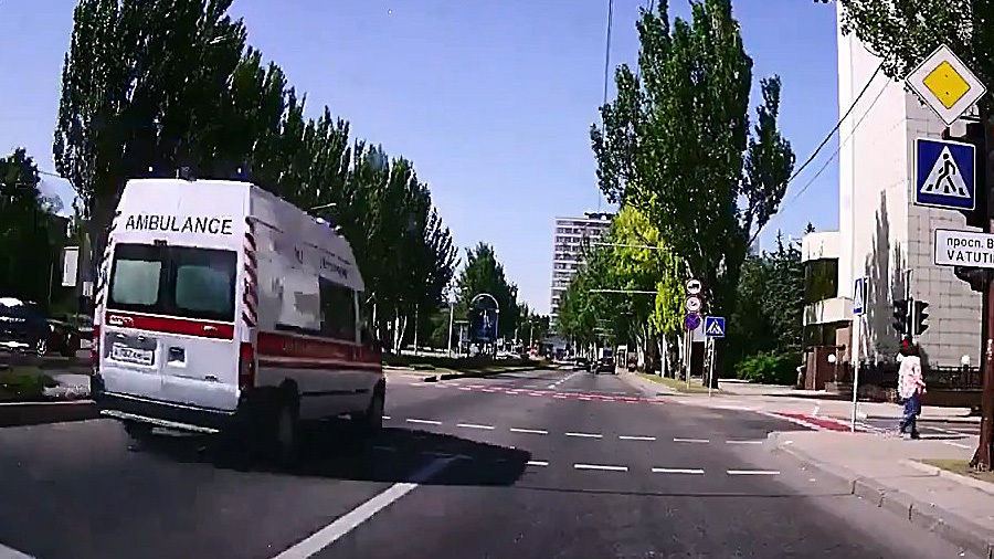 Водитель, ожидавший на перекрестке зеленого сигнала светофора, запечатлел момент ДТП. Скорая ехала с включенными спецсигналами.  