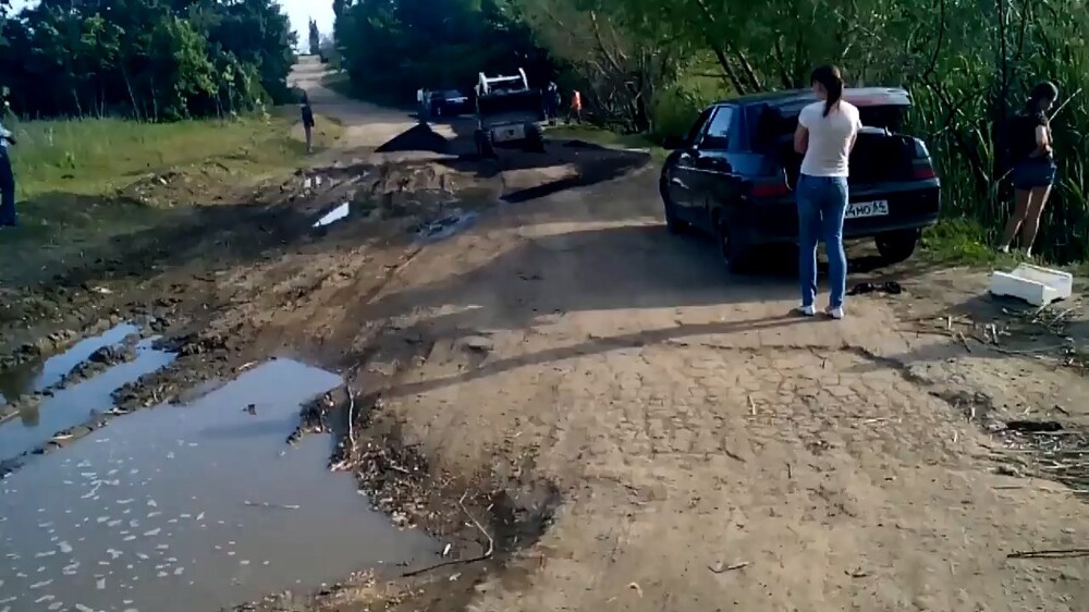 К приезду губернатора Саратовской области  дорожники укладывают асфальт в грязь 