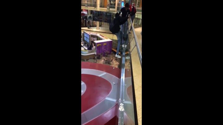 Подросток провалился сквозь крышу магазина в канадском торговом центре 