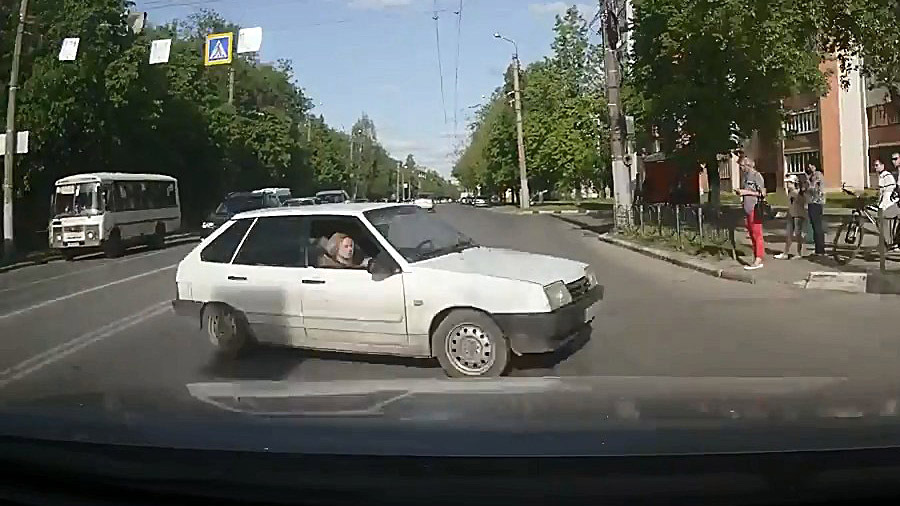 Автомобиль Toyota Highlander двигался по Суворова в сторону ТЭЦ-2 и столкнулся с «девяткой». 