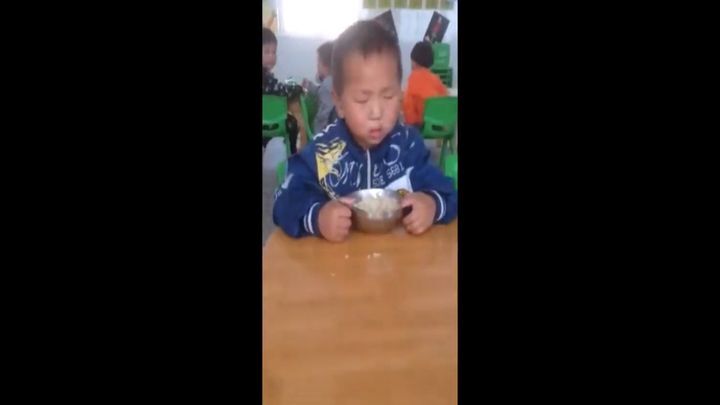 Китайский малыш упорно борется со сном 