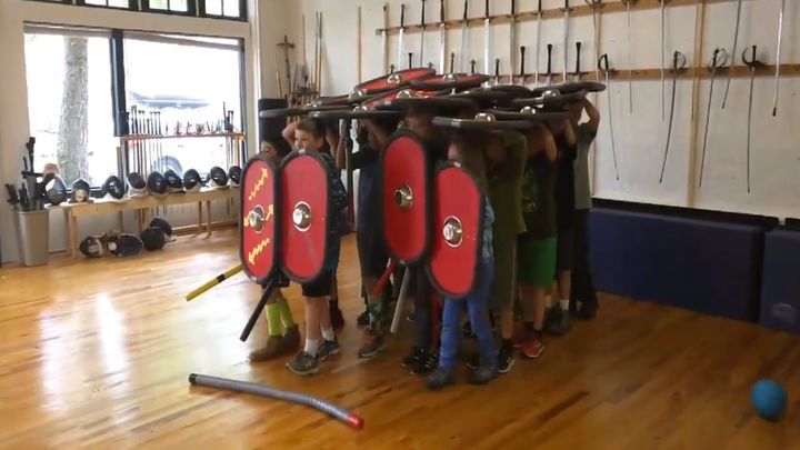 Практические уроки истории: римское боевое построение "Черепаха" в исполнении детей 