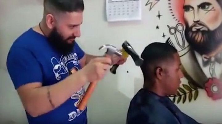 Бразильский парикмахер стрижёт своих клиентов с помощью топора и молотка 