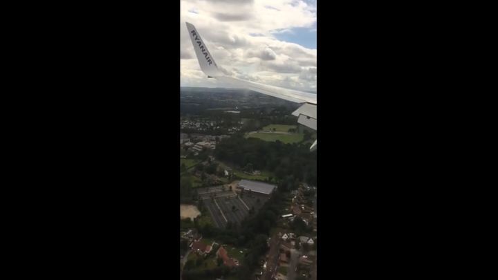 Пугающая посадка самолета Boeing 737-800 в Англии 
