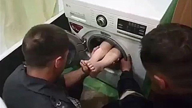 Мальчик застрял в стиральной машине 
