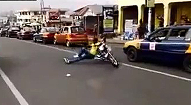 Африканский мототрюкач на дороге 