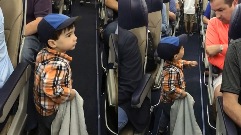 Мальчик прощается с пассажирами самолета 