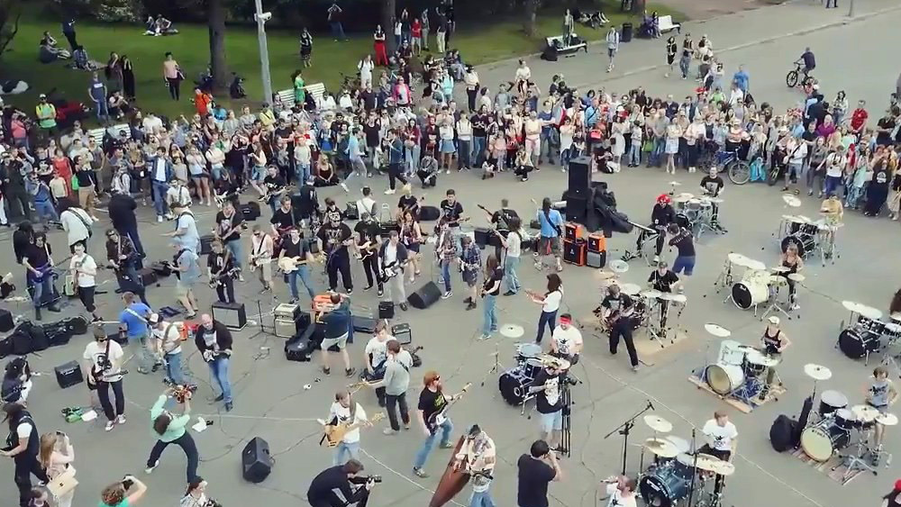 Более 200 музыкантов спели "Numb" в Москве 