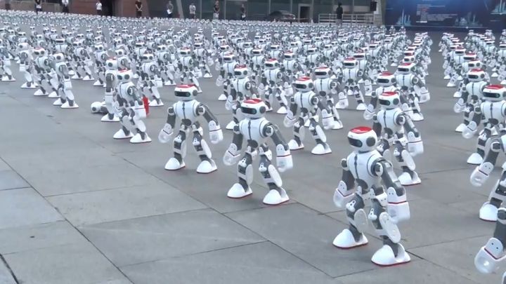 В Китае толпа танцующих роботов установила новый мировой рекорд 