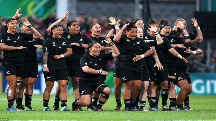 Устрашающий танец хака в исполнении женской сборной Новой Зеландии по регби 