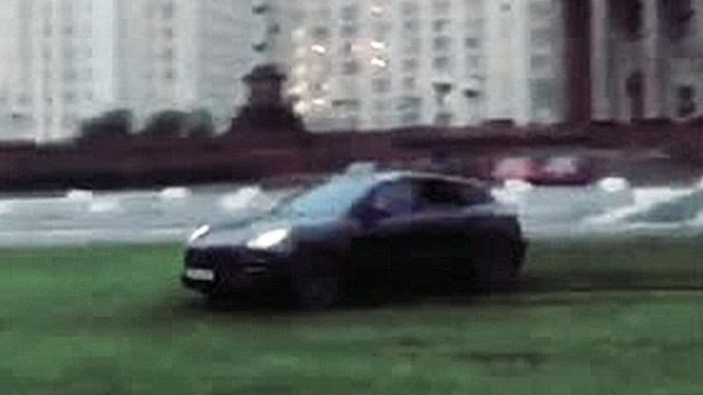 Водитель Porsche устроил заезд на газоне перед МГУ 