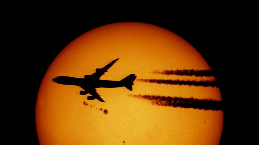 Новосибирский фотограф снял самолёт на фоне Солнца 