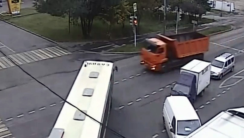 Авария дня.  Автобус и самосвал столкнулись в Москве 