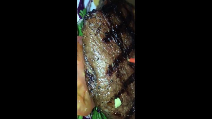 В Австралии клиентам ресторана подали стейк с личинками 