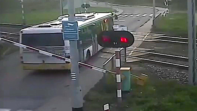 В Польше поезд протаранил автобус с пассажирами 