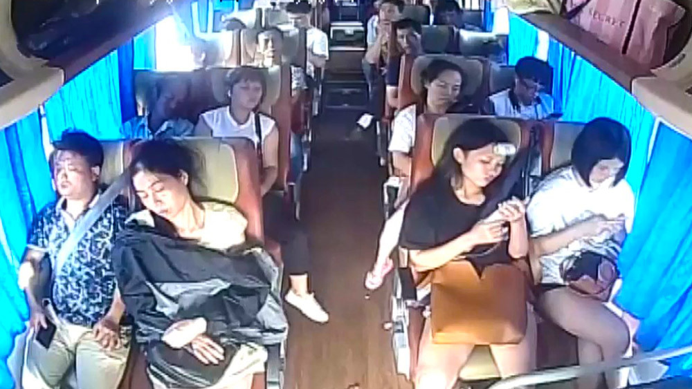Переворот китайского автобуса в трех ракурсах 