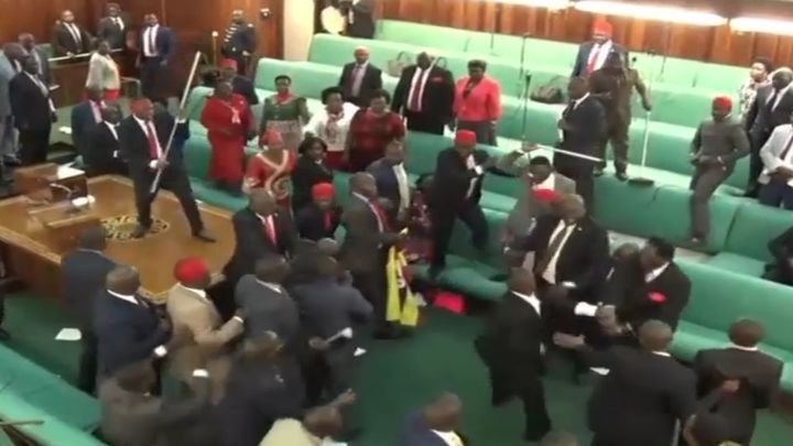 В Уганде депутаты устроили эпичную драку из-за вопроса о слишком долгом правлении президента страны 