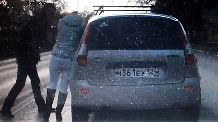 В Красноярске пассажир избил девушку-водителя из-за ДТП 