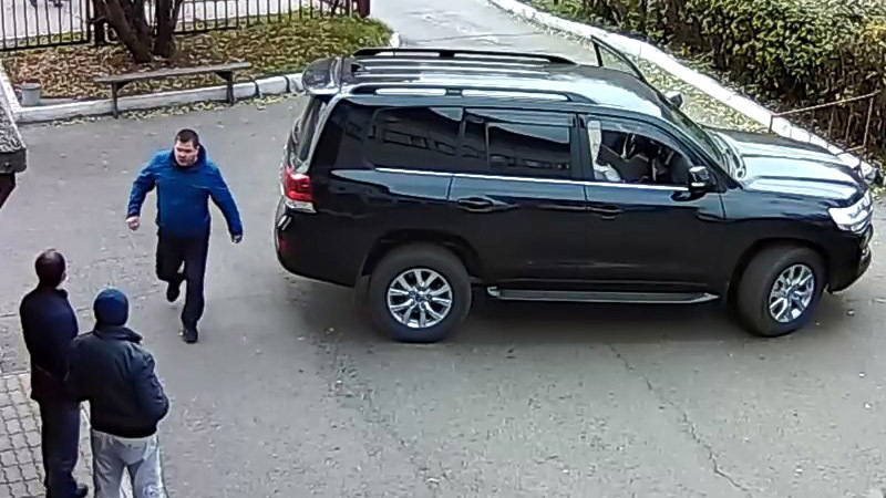 В Новокузнецке водитель Крузака устроил разборки во дворе офисного здания 