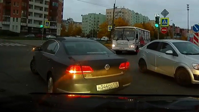 Душка устроила ДТП на перекрестке в СПб 