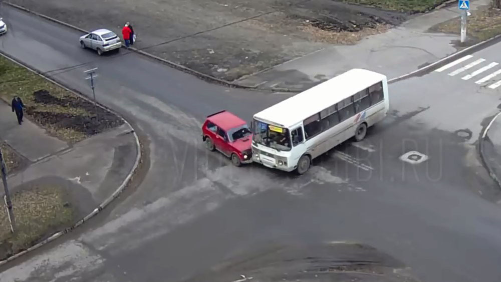 Авария дня. Нива столкнулась с автобусом в Бийске 