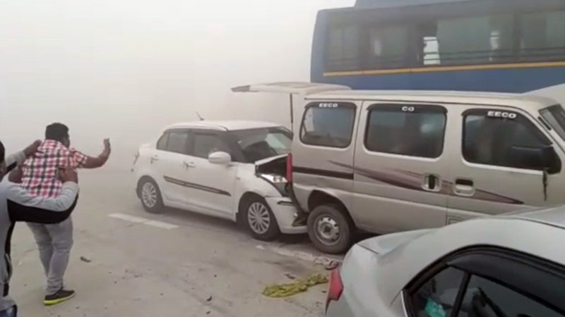 Масштабная авария в Индии из-за тумана 
