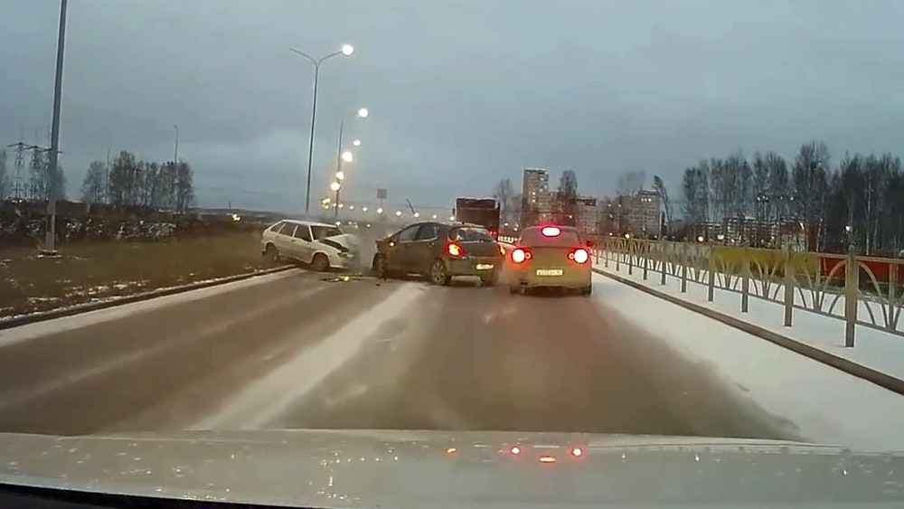Авария дня. В Екатеринбурге лоб в лоб столкнулись две легковушки 