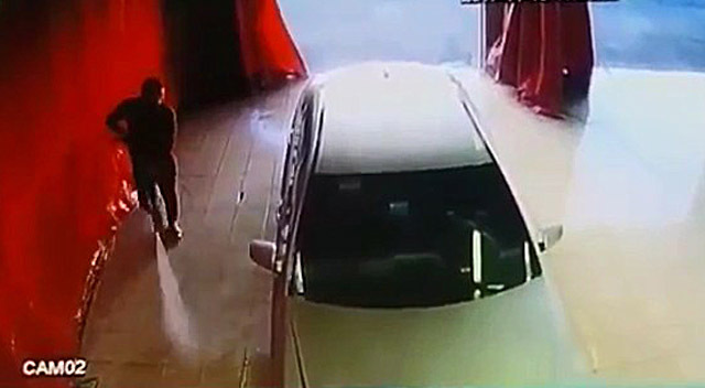 В результате ДТП автомобиль залетел на автомойку в Краснодаре 