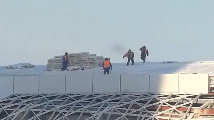 Рабочие устроили катания по крыше недостроенного объекта Универсиды 