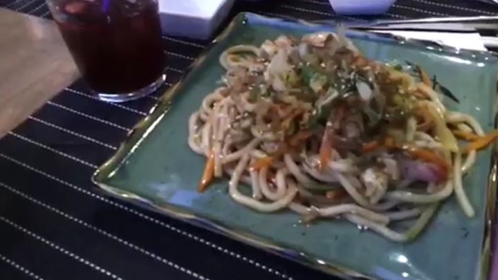 Живое блюдо в азиатском ресторане  