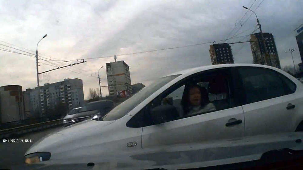 В Казани водитель не пустил Поло с женщиной за рулем в свой ряд 