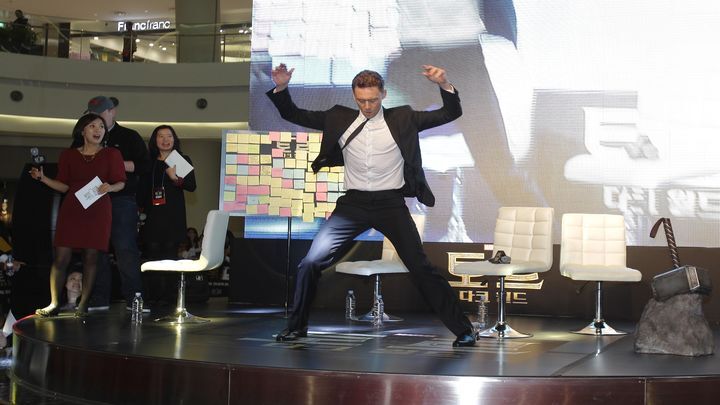 Актер Том Хиддлстон зажигательным танцем привел в восторг своих корейских фанаток 