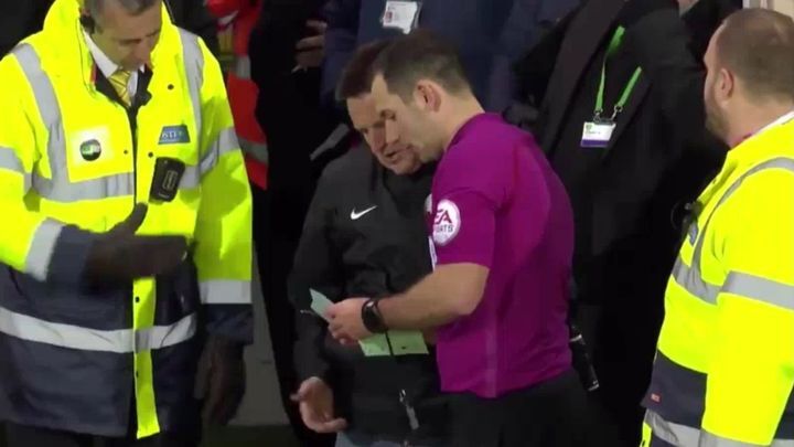 Болельщик английского футбольного клуба на несколько минут заменил травмированного арбитра 