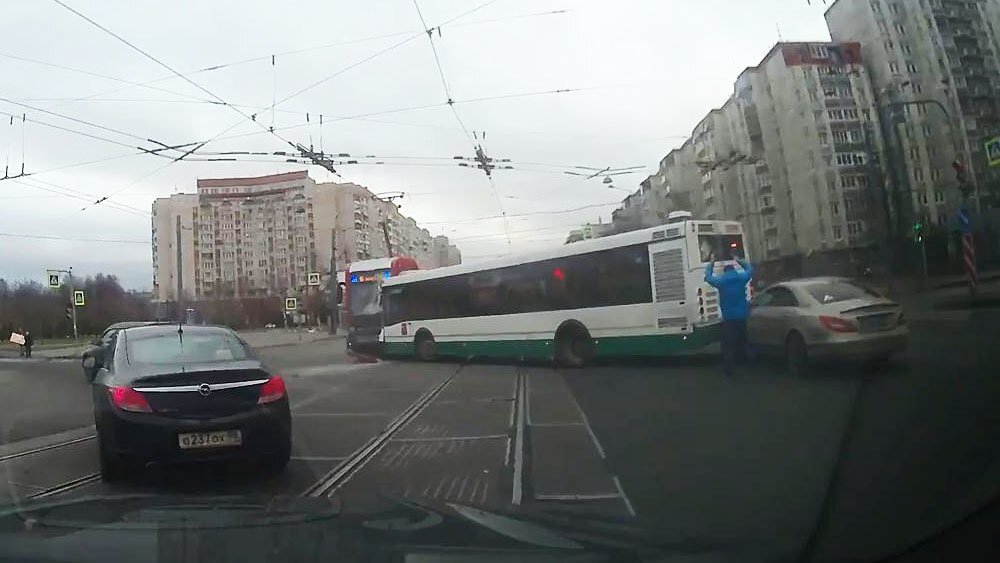 В Санкт-Петербурге автобус въехал в трамвай 