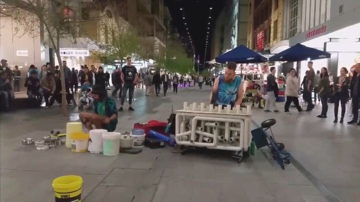 Шикарное выступление уличных музыкантов, играющих на ведрах и водопроводных трубах 