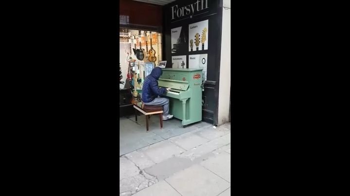 Парень просто сел за уличное пианино в Манчестере и начал играть 