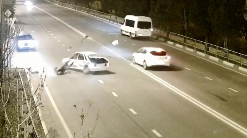 В Сочи пассажир вылетел через боковое стекло автомобиля 