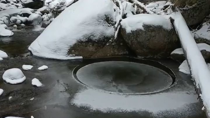 Вращающийся ледяной диск в горах Адирондак 