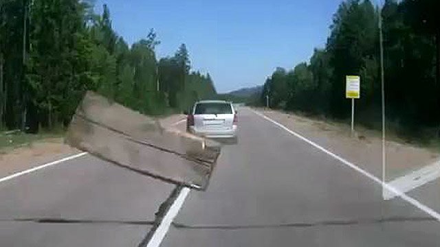 Деревянный брусок прилетел в автомобиль 