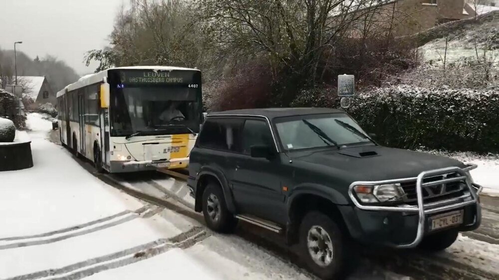 Ниссан затягивает автобус в горочку, во время снегопада в Бельгии 