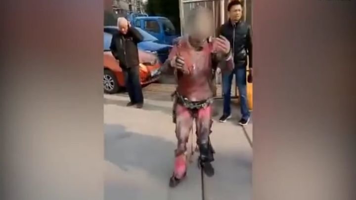 Китайский рабочий почти сгорел заживо, когда решил вернуться на горящую фабрику за своим телефоном 